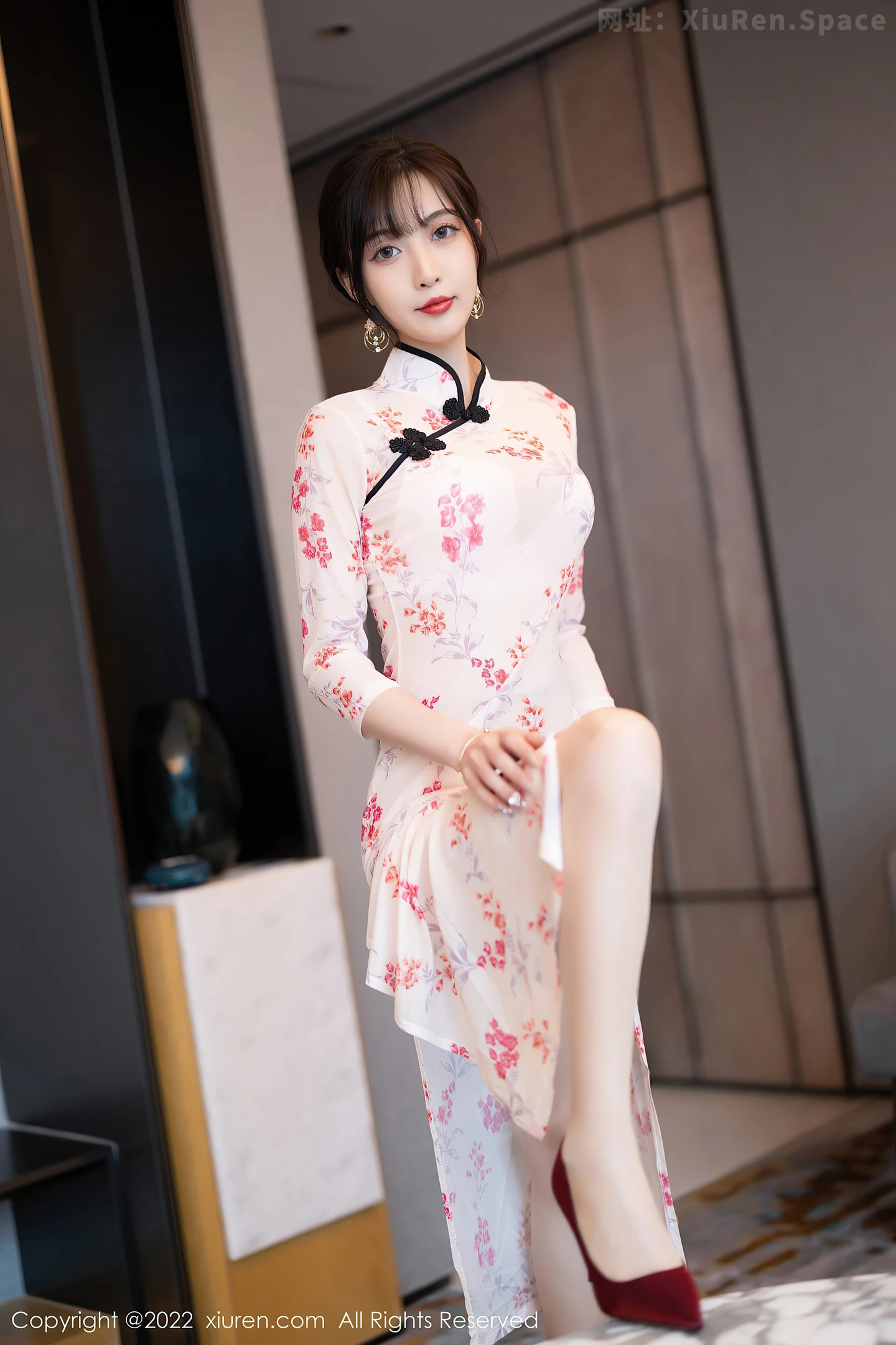 图片[3]-[XiuRen秀人网] VOL.5366 模特林星阑厦门旅拍脱轻透旗袍露蕾丝内衣配超薄肉丝诱惑写真84P-秀人网官方网站